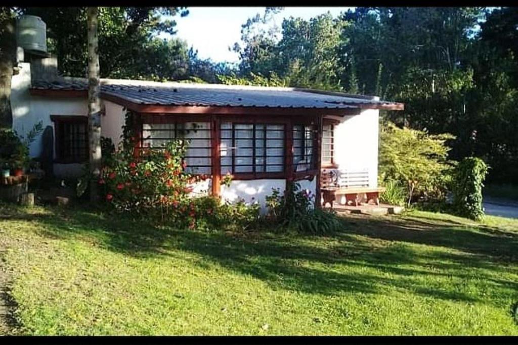 Un jardín fuera de Cabañas Gesell