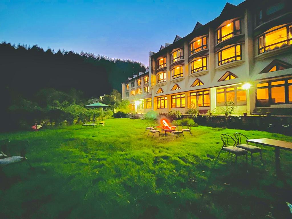 Un jardín fuera de Sagar Resort Manali By Ramanand Sagar Ramayan Maker - #near mall road #big parking #property of the decade #mountain view #garden with bonfire #best selling property