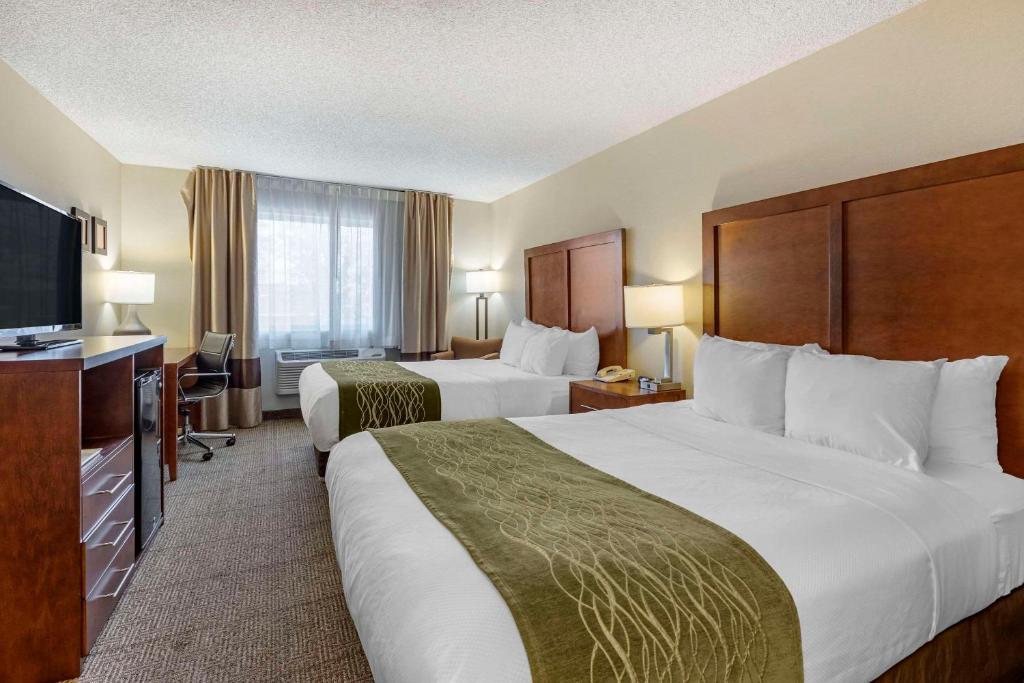 um quarto de hotel com duas camas e uma televisão de ecrã plano em Comfort Inn Denver West Arvada Station em Wheat Ridge