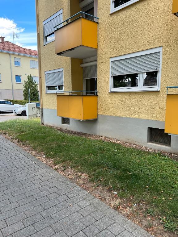 un edificio giallo con balconi sul lato di Apartments Neckarsulm a Neckarsulm