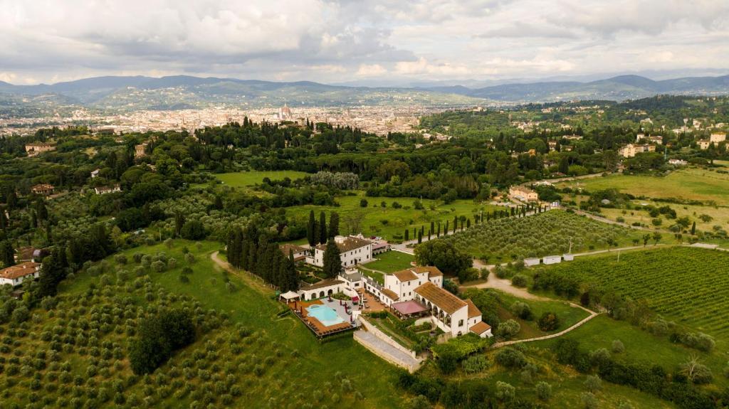 een luchtzicht op een huis in een wijngaard bij Villa Tolomei Hotel & Resort in Florence