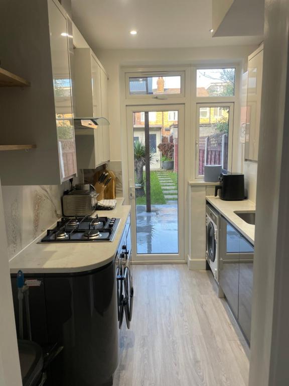 Una cocina o cocineta en Modern home with driveway parking for 2 vehicles, near Tottenham Hotspur Stadium, White Hart Lane Train Station