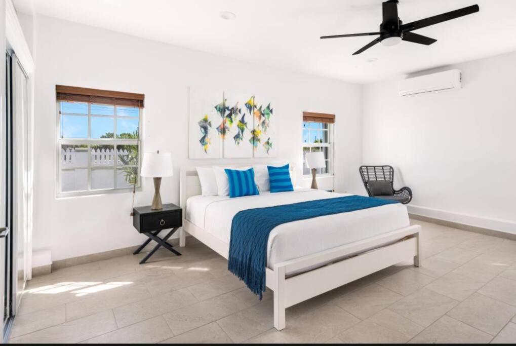 En eller flere senger på et rom på Ridge 3 BDR Villa Grand Turk