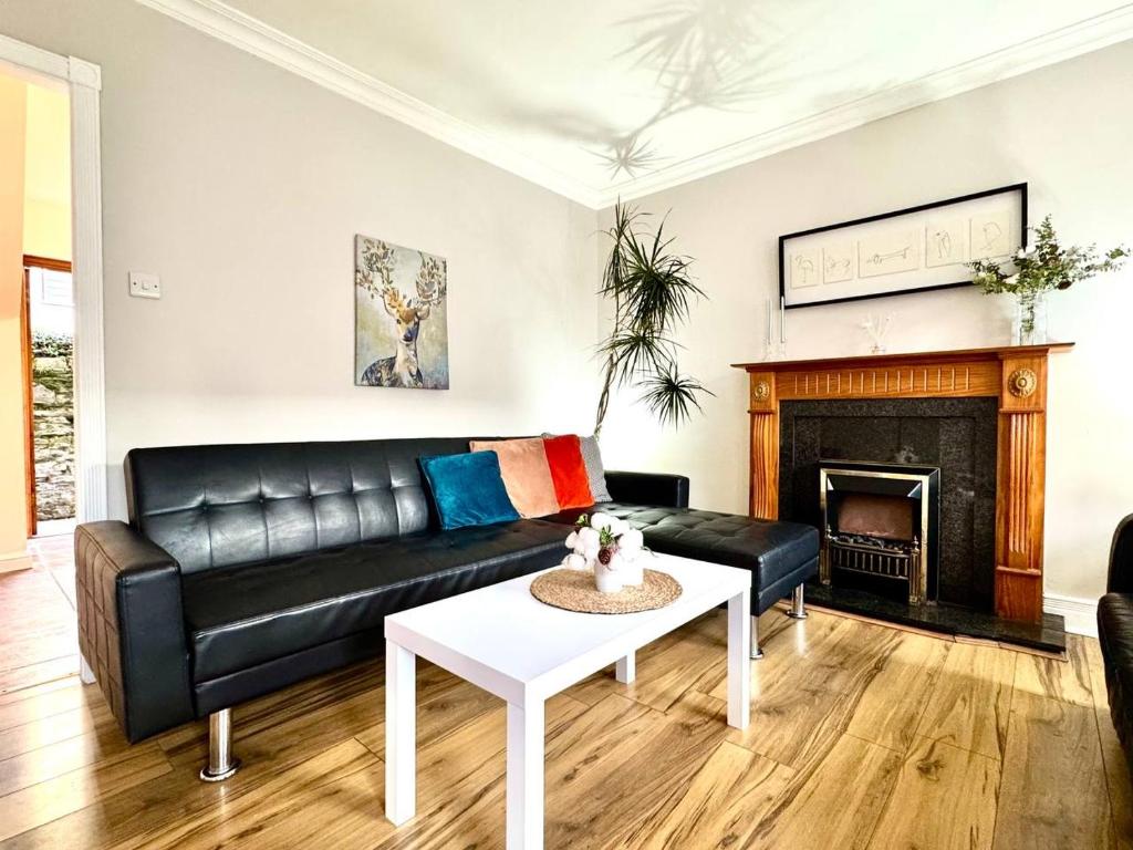 Et sittehjørne på Central 2BD Charm Townhouse in the Heart of Dublin 1