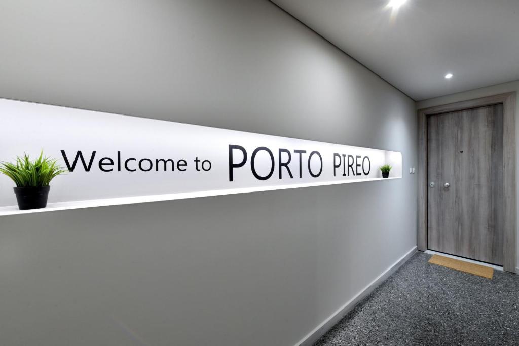 um sinal de boas-vindas numa parede num quarto em Porto Pireo By SuperHost365 Kolokotroni em Pireu