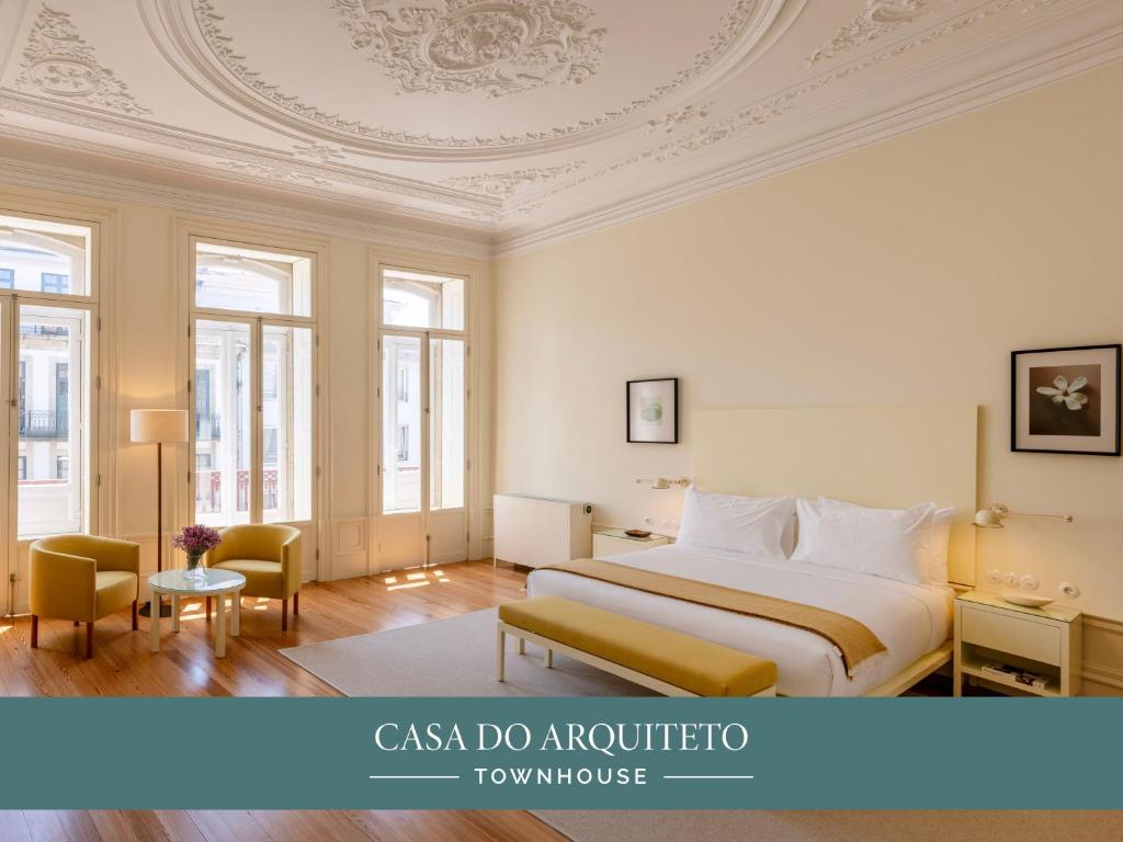 een hotelkamer met een bed en een stoel bij Casa do Arquiteto Boutique Townhouse - Adults Only in Porto