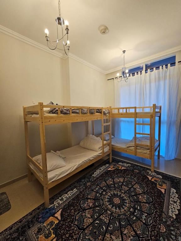 سرير أو أسرّة في غرفة في Downtown Hostel Dubai