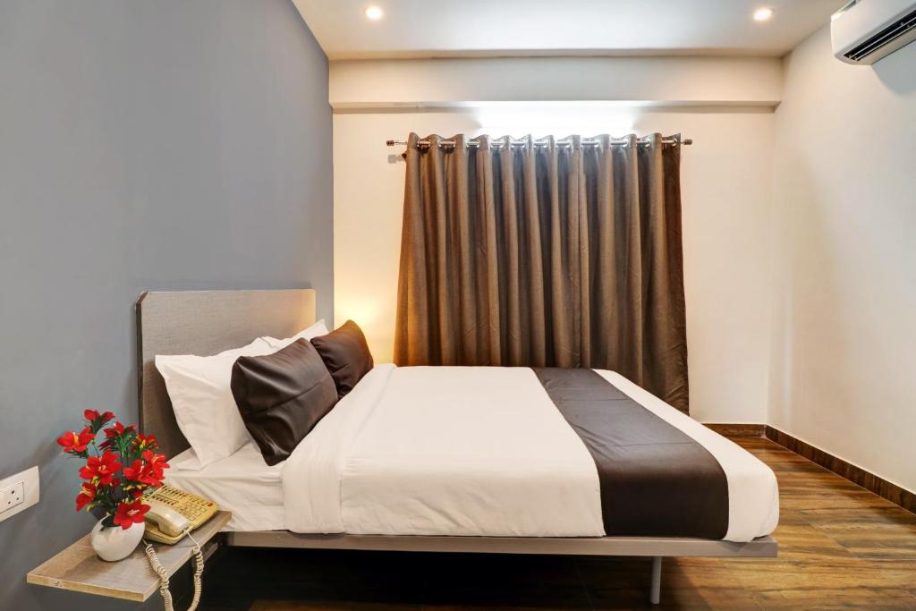 Tempat tidur dalam kamar di Super Townhouse XOTEL