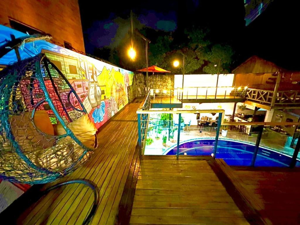 A piscina localizada em Casa Boutique La Corona Medellin ou nos arredores