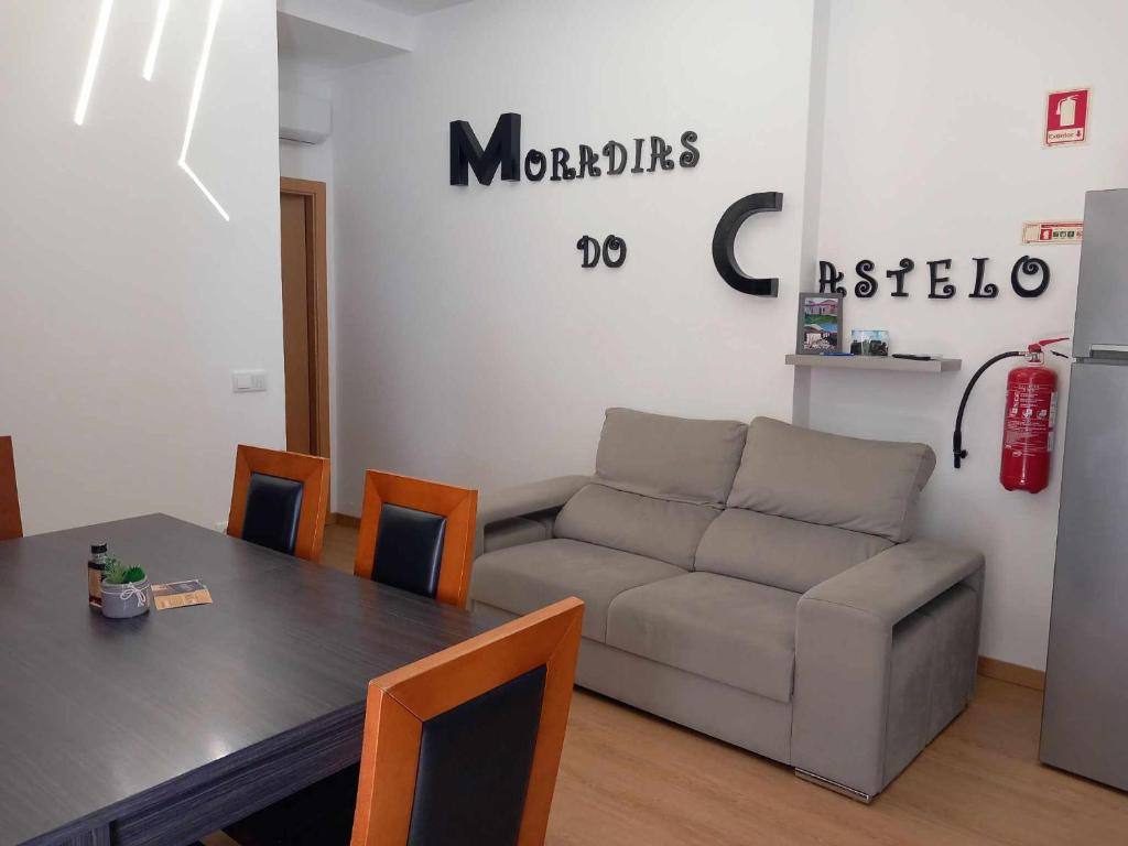 sala de estar con mesa y sofá en Moradia do castelo, férias tranquilas, en Ourém