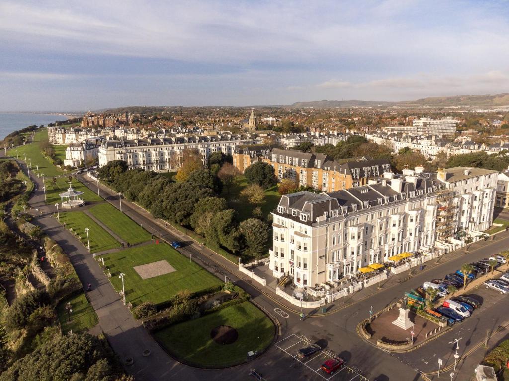 una vista aérea de una ciudad con edificios en voco The Clifton Folkestone, an IHG Hotel, en Folkestone