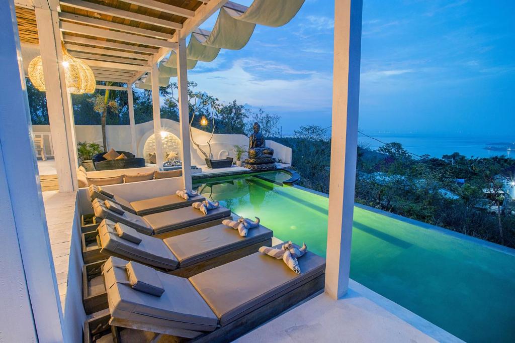 uma villa com uma piscina e uma casa em The Puncak Private Villa em Nusa Lembongan