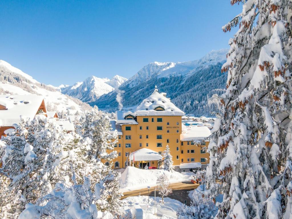 un edificio ricoperto di neve su una montagna innevata di Hotel Vereina a Klosters