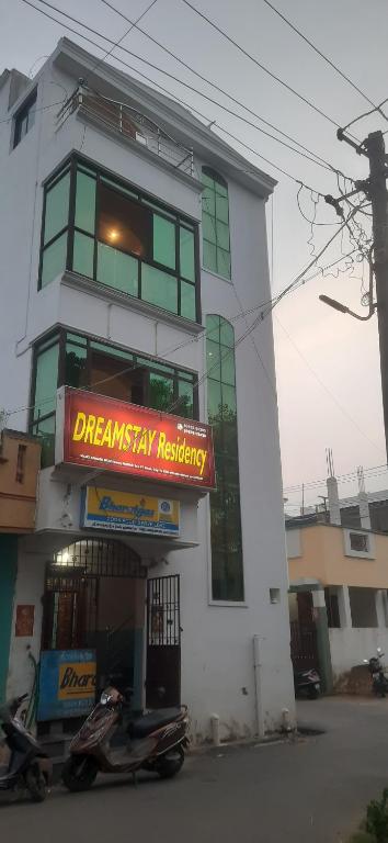 een gebouw met een bord voor een dromerig ziekenhuis bij Dream Stay Residency in Pondicherry