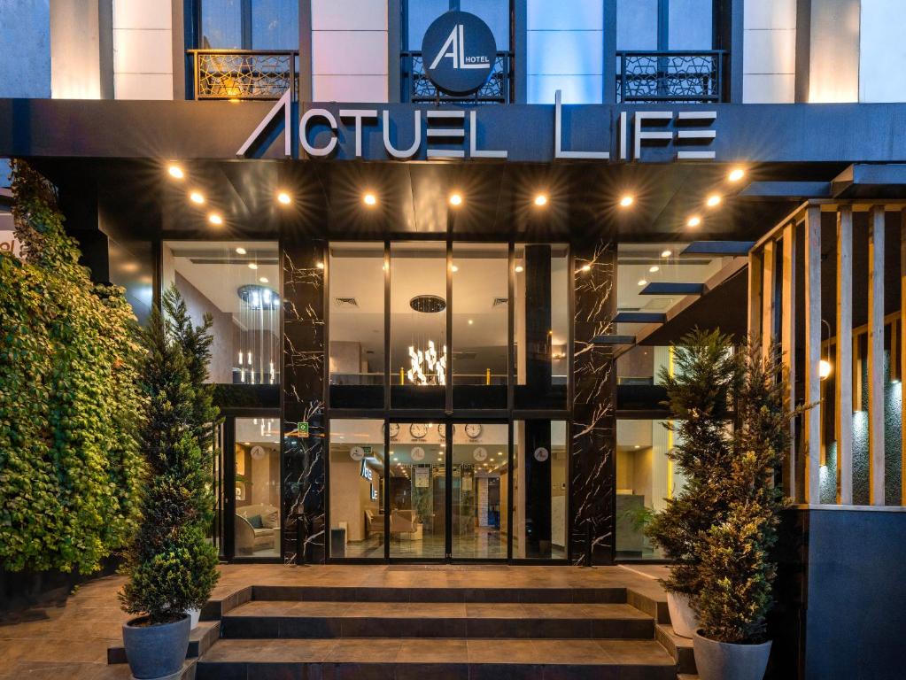 Actuel Life Hotels - Special Class في إسطنبول: متجر أمام مبنى الشقق مع أضواء