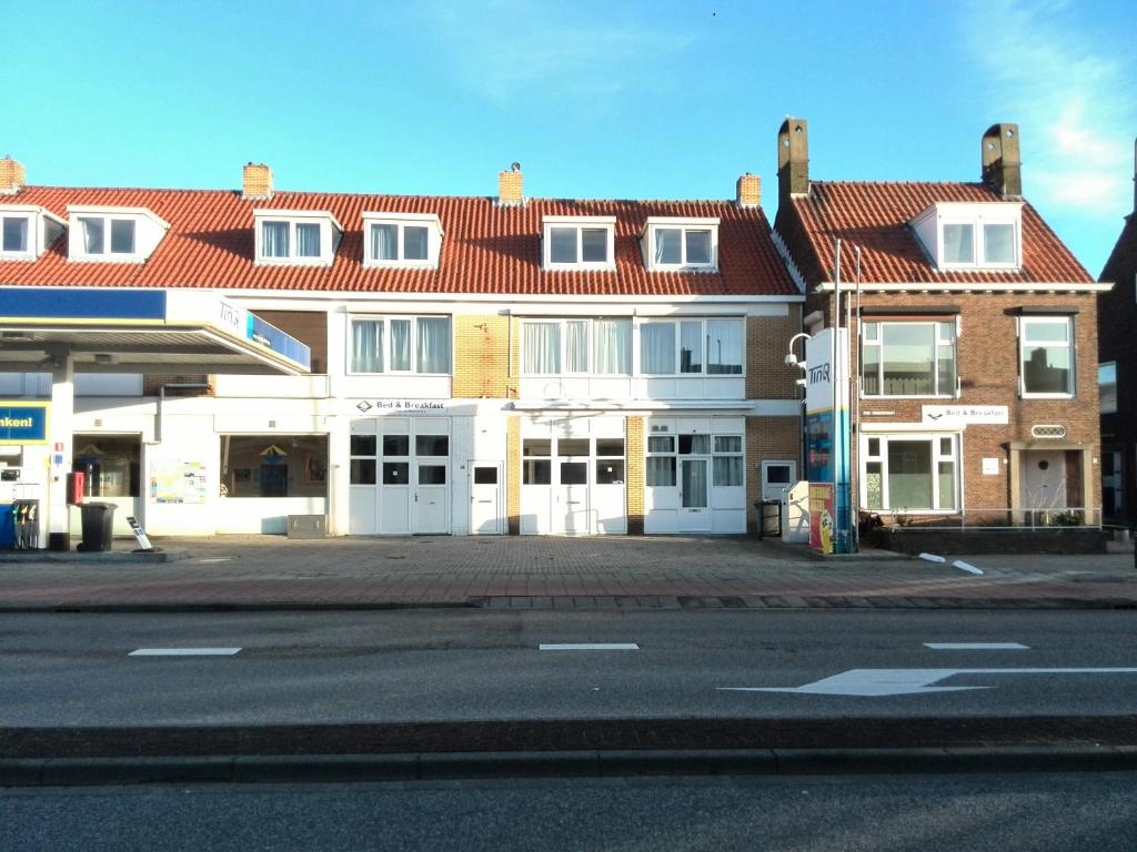 un parcheggio vuoto di fronte a un edificio di Bed & Breakfast Vlissingen a Vlissingen