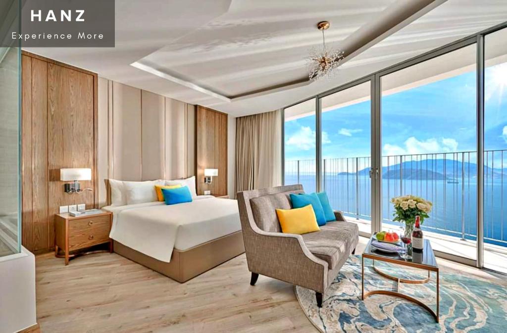 une chambre d'hôtel avec un lit, une chaise et des fenêtres dans l'établissement HANZ Business Suite Panorama Grand Residences, à Nha Trang