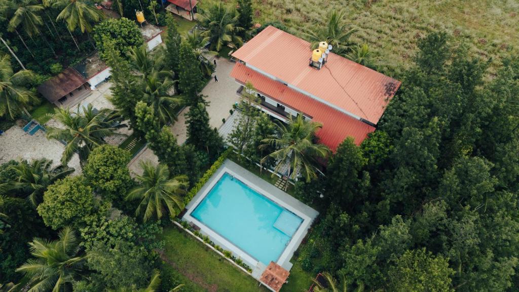 vista sul tetto di una casa con piscina di Mazra Retreat, Coorg Kushālnagar a Kushalnagar