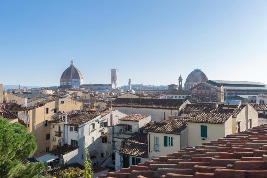 vistas a los tejados de los edificios de una ciudad en Palazzo Castri 1874 Hotel & Spa, en Florencia