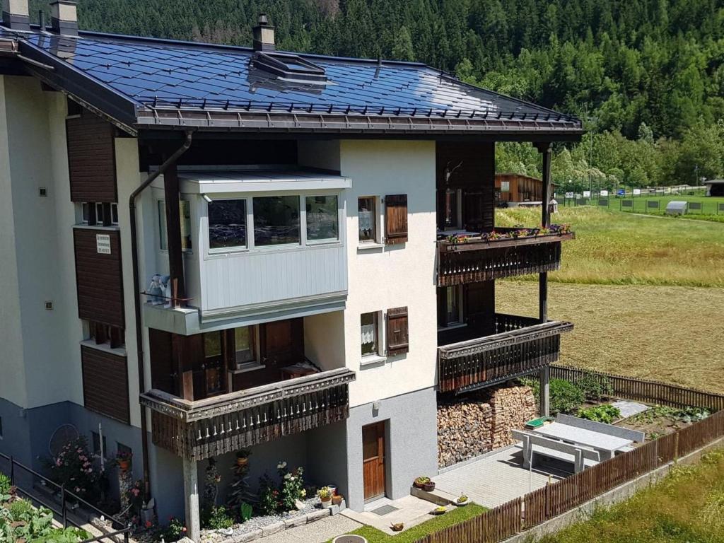 eine Luftansicht eines Hauses mit Solardach in der Unterkunft Apartment Lischa by Interhome in Fiesch