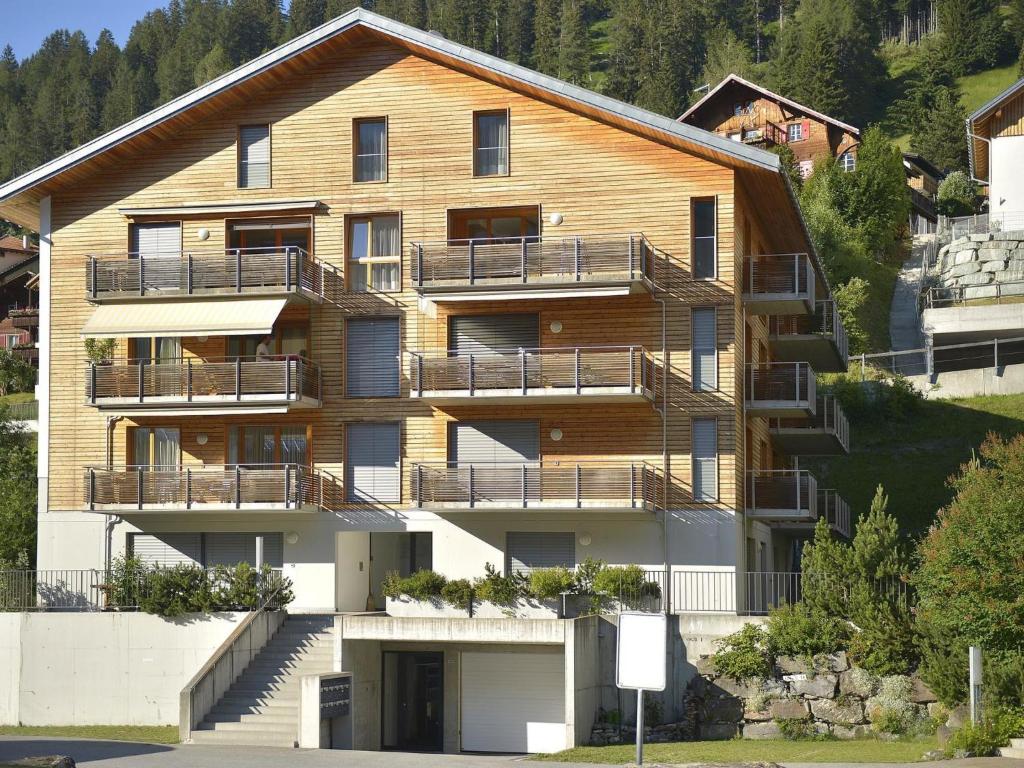 un immeuble d'appartements avec balcon sur le côté d'une montagne dans l'établissement Apartment Hemmadi by Interhome, à Churwalden