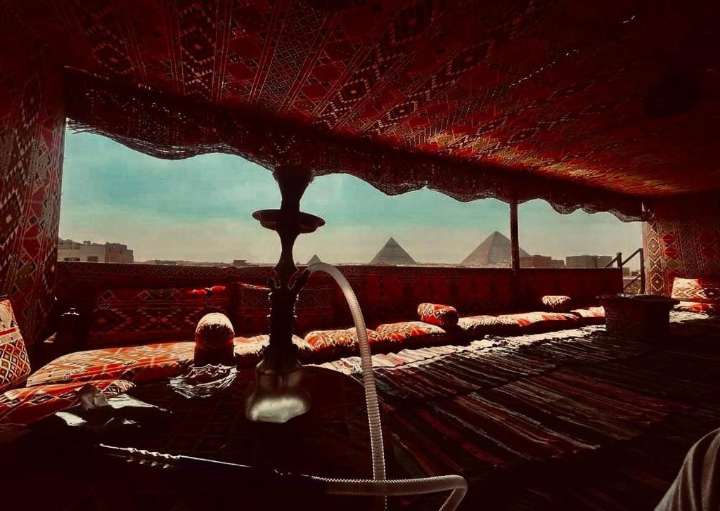 um quarto com uma cama e vista para as pirâmides em pharaohs pyramids view hotel no Cairo