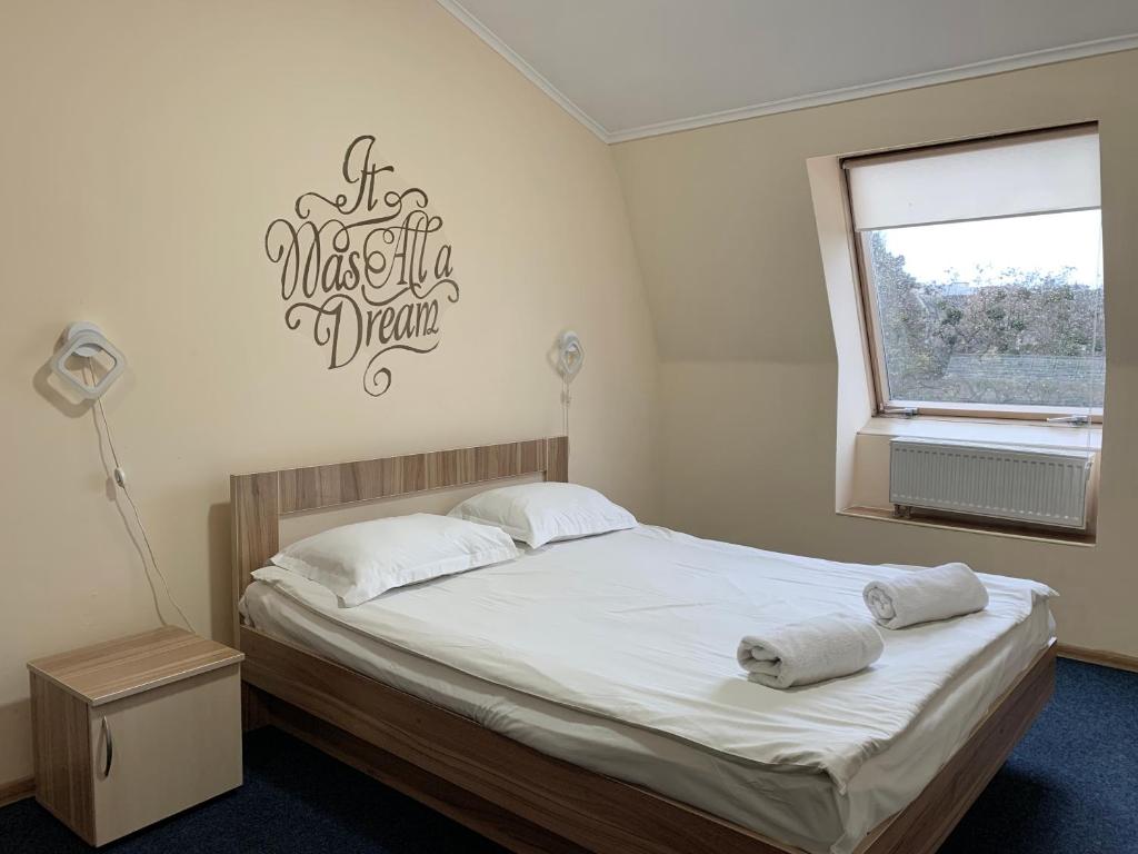 um quarto com uma cama com duas toalhas em Budget Hotel Ekotel em Lviv