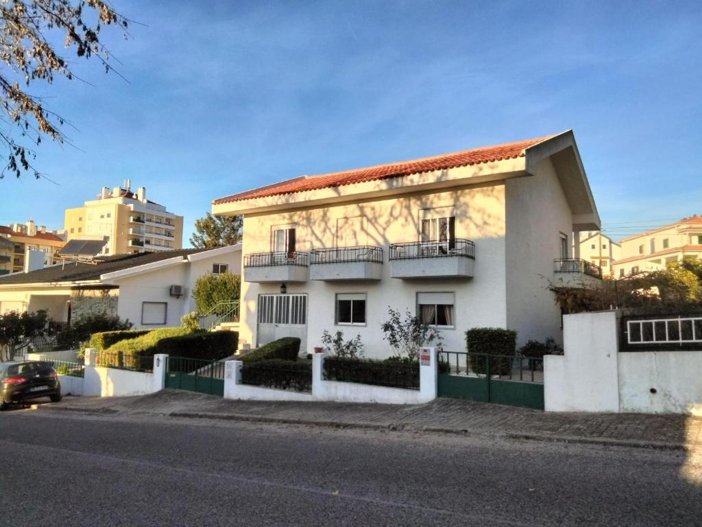 een wit huis met een rood dak bij Casa Xantarim in Santarém