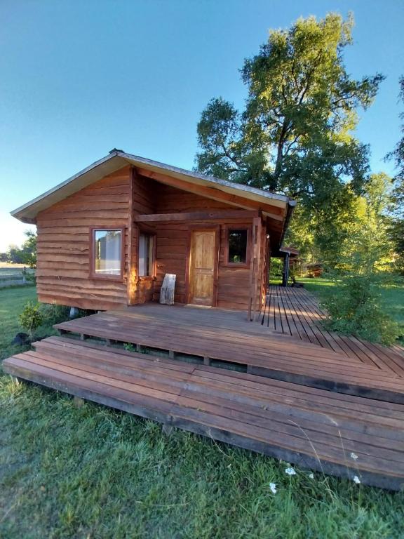 Cabaña de madera con una gran terraza de madera en Rincón del Huape, en Curacautín