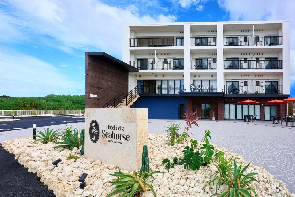 ein Gebäude mit einem Schild davor in der Unterkunft Hotel & Villa Seahorse MIYAKOJIMA in Miyako-jima