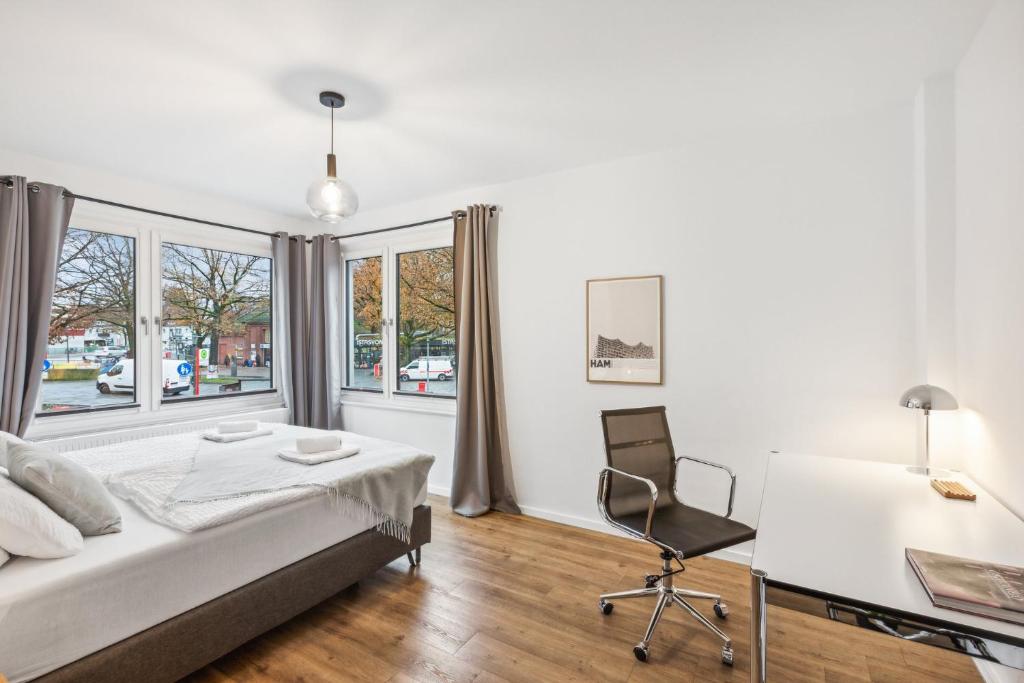 1 dormitorio con cama, escritorio y silla en Business Apartment Kranich: 3 Zimmer, Top Infrastrukturlage HH Langenhorn, Nähe Airport, en Hamburgo