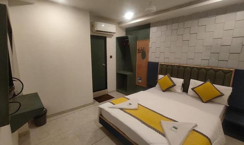 Tempat tidur dalam kamar di FabHotel 7 Star I