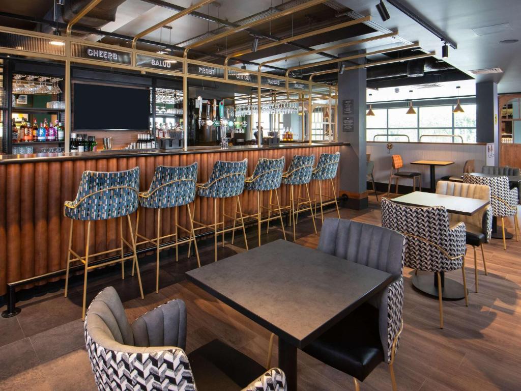 Salon ili bar u objektu ibis Styles London Gatwick Airport