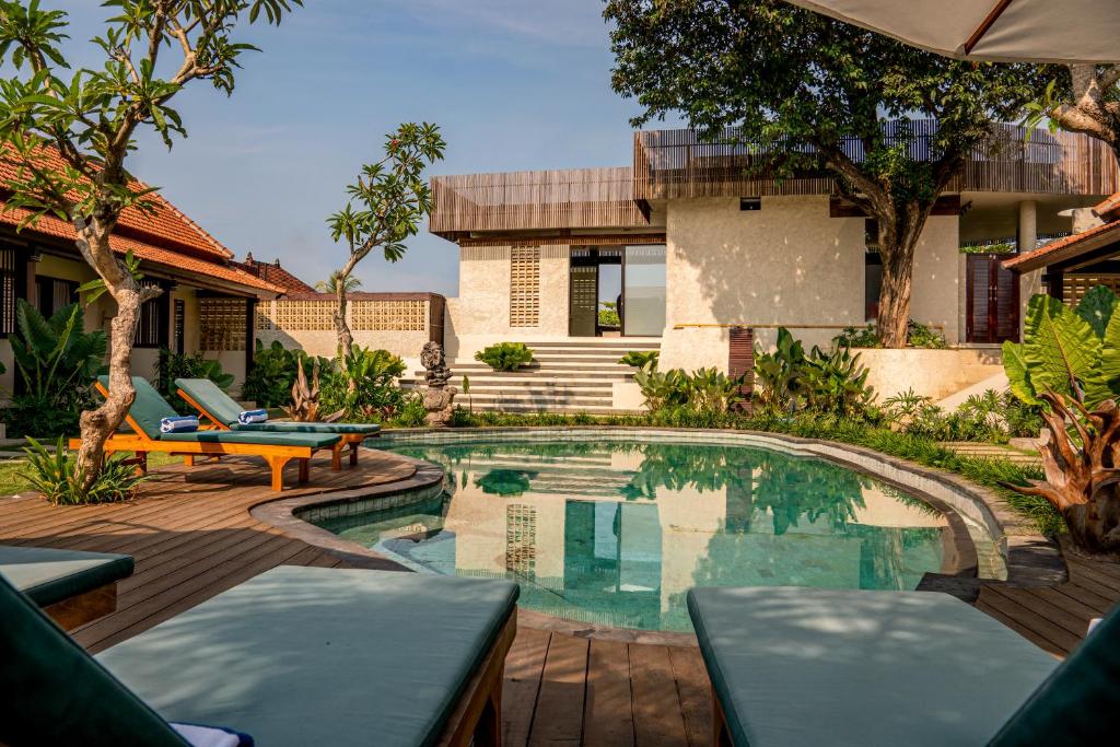 basen na podwórku domu w obiekcie Tut Winten Villa Ubud w mieście Ubud