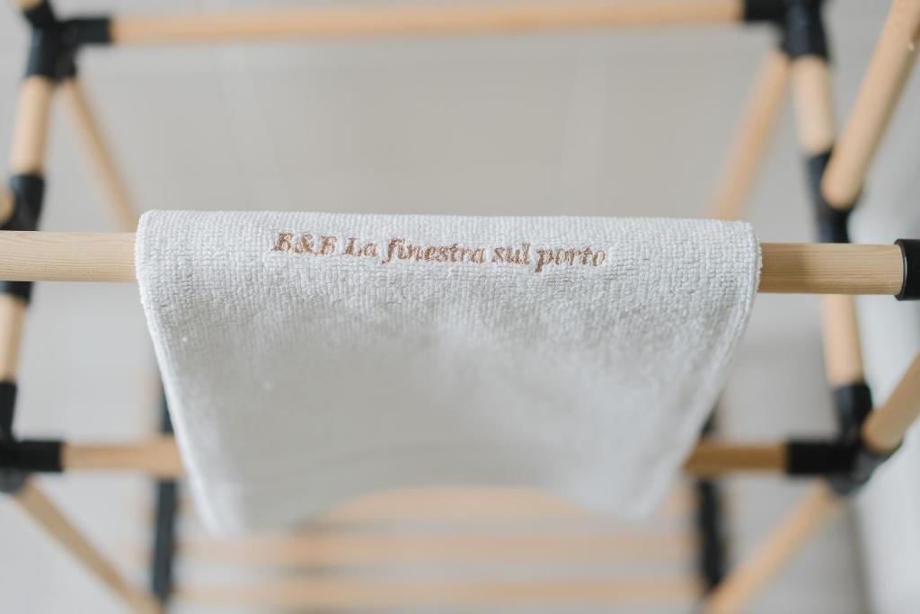 ein Stück Papier, das auf einem Holzstock hängt in der Unterkunft B&B La finestra sul porto in Porto Torres