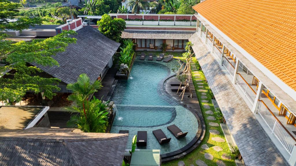 una vista aérea de una piscina en un complejo en Puri Andong Villa, en Ubud