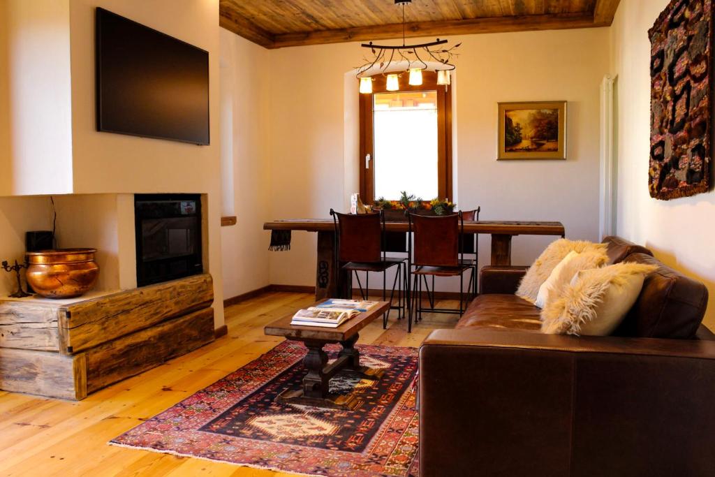 Zona d'estar a Modern mountain retreat with Tre Cime and lake views