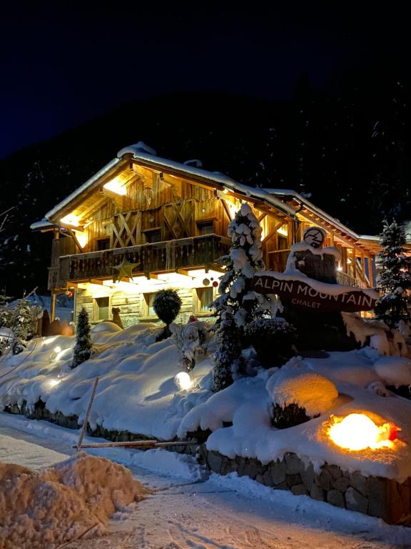 Alpine Mountain Chalet žiemą