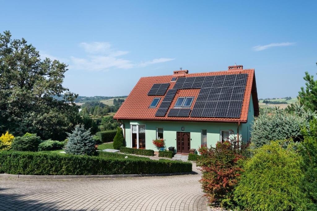 une maison avec des panneaux solaires sur le toit dans l'établissement Dom Na Skarpie, à Wałbrzych