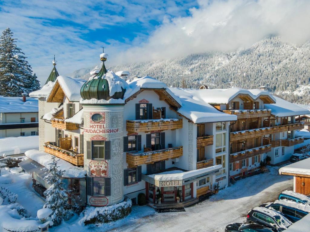 una vista aérea de un hotel en la nieve en Hotel Staudacherhof History & Lifestyle, en Garmisch-Partenkirchen