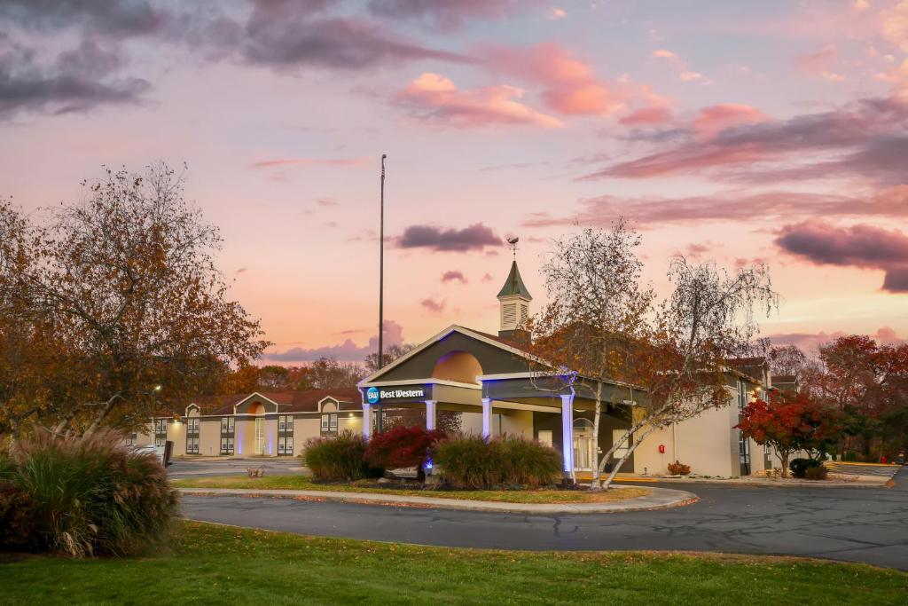 een kerk met een klokkentoren op een straat bij Best Western Mystic Hotel in Mystic