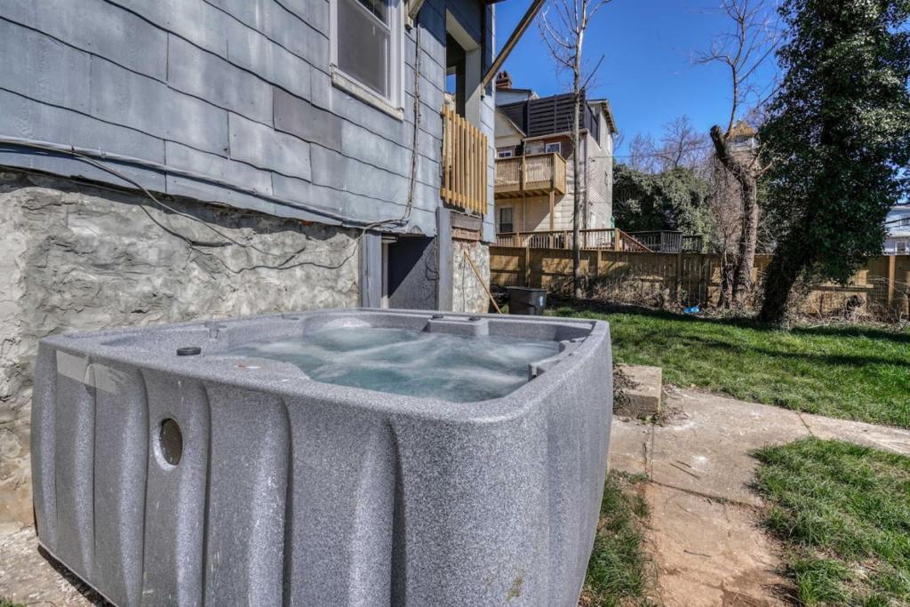 Gallery image ng NEW hot tub with pool table and frenced backyard sa Baltimore