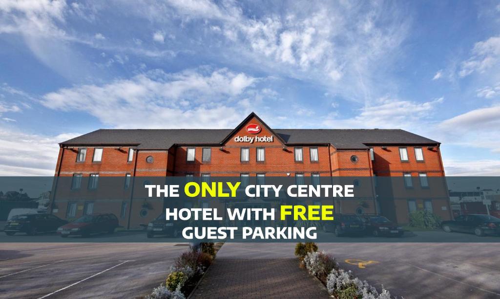 un hotel con un cartello che indica l'unico hotel del centro città con parcheggio gratuito di The Dolby Hotel Liverpool - Free city centre parking a Liverpool