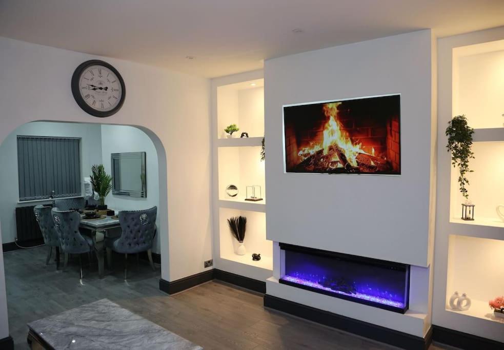 Uma TV ou centro de entretenimento em Full, modern house in Salford