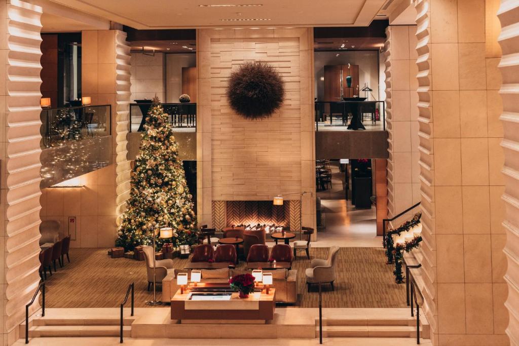 uma árvore de Natal no lobby de um hotel em InterContinental Genève, an IHG Hotel em Genebra