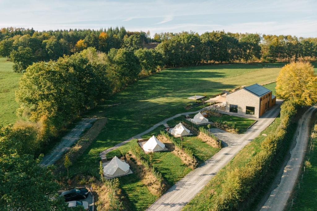 widok górny grupy namiotów w polu w obiekcie Le Domaine de Bra w mieście Bra