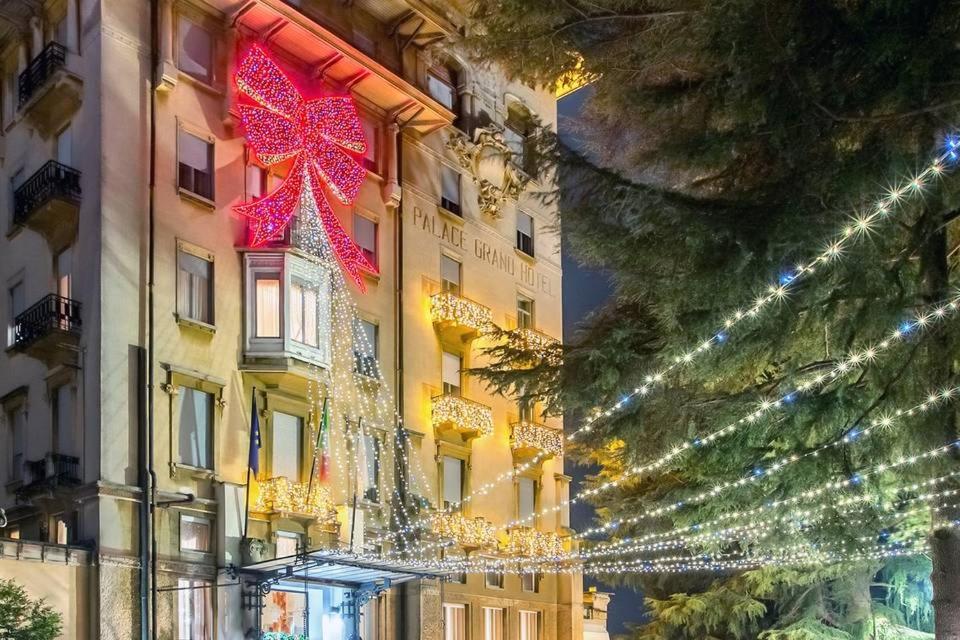 un edificio con luces de Navidad en un lado en Palace Grand Hotel Varese, en Varese