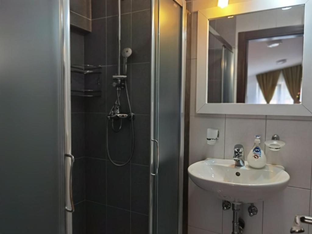 FOKA APARTMANI 30 m from Junior tesisinde bir banyo