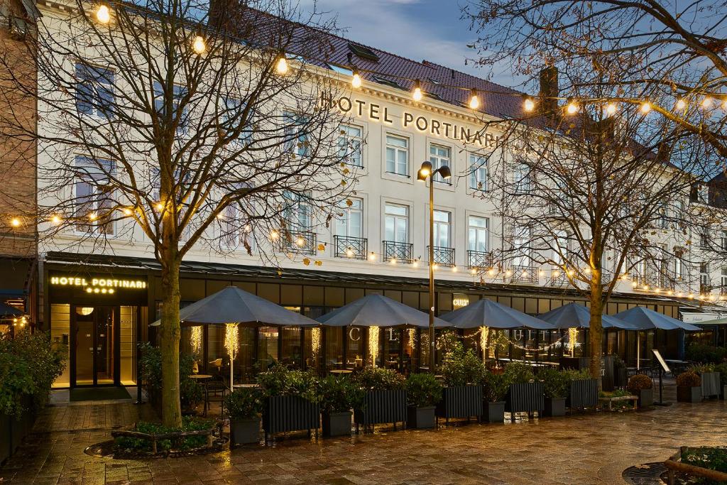 a hotel with umbrellas in front of a building at Hotel Portinari in Bruges