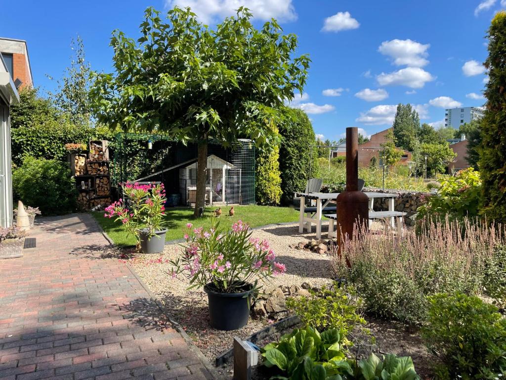 um jardim com flores e um passadiço de tijolos em Be-B em Wageningen